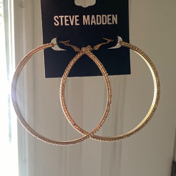 STEVE MADDEN NWT Gold Diamond Rhinestone Hoop Earrings XL - Picture 3 of 3
